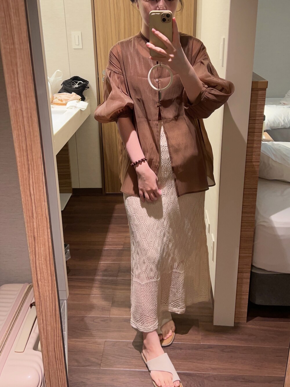 ブラウン系のシャツ/ブラウス、ホワイト系のショルダーバッグ、ホワイト系のスカートを着用したレディースの秋コーディネートの4枚目の写真