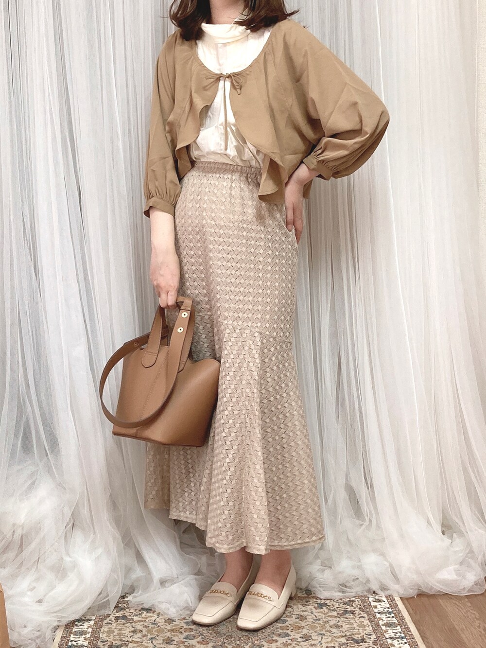 ベージュ系のシャツ/ブラウス、ホワイト系のパンプス、ホワイト系のシャツ/ブラウスを着用したレディースの夏コーディネートの2枚目の写真