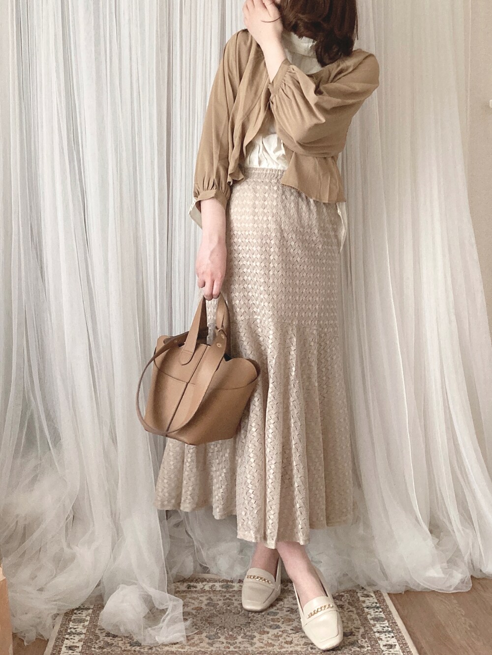 ベージュ系のシャツ/ブラウス、ホワイト系のパンプス、ホワイト系のシャツ/ブラウスを着用したレディースの夏コーディネートの5枚目の写真