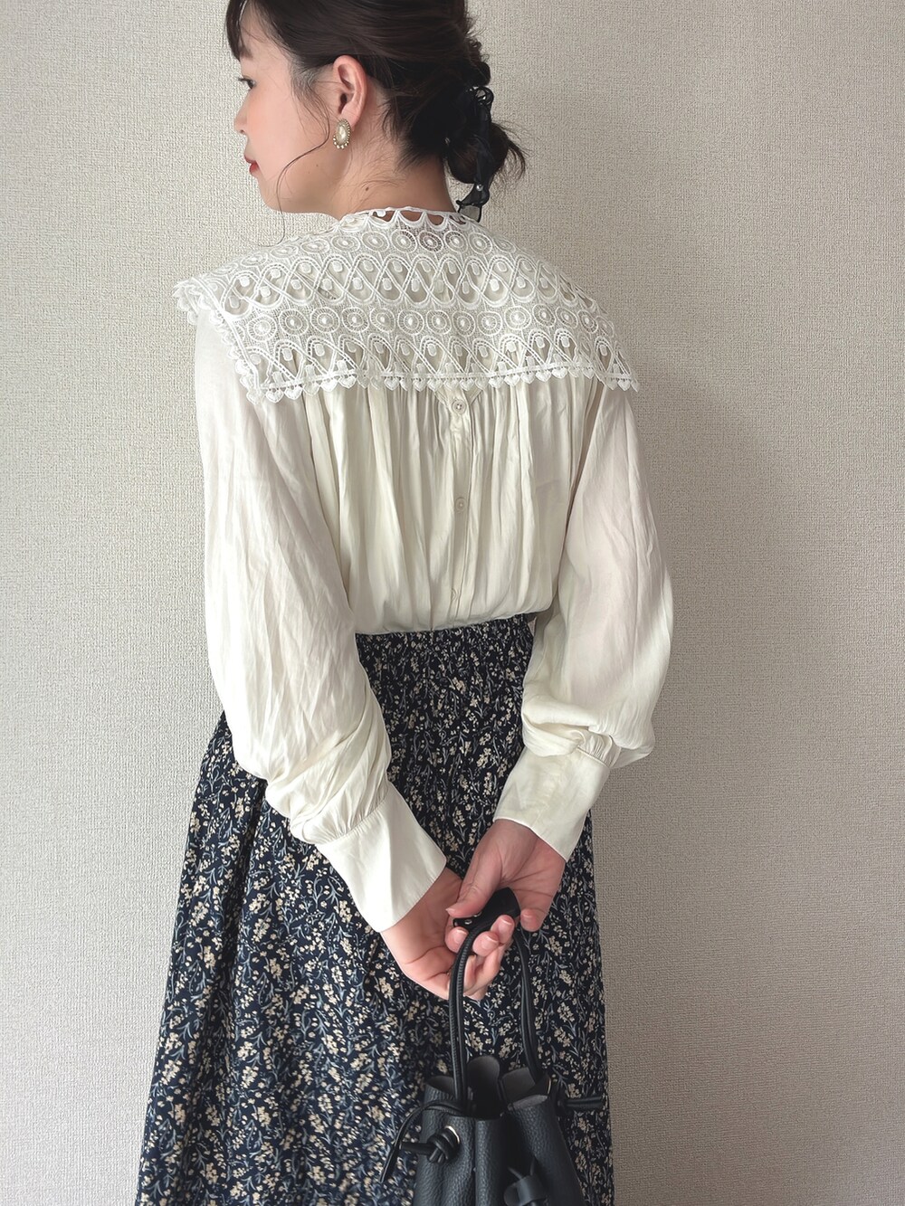 ブラック系のバッグ、ベージュ系のシャツ/ブラウス、その他のスカートを着用したレディースの夏コーディネートの4枚目の写真