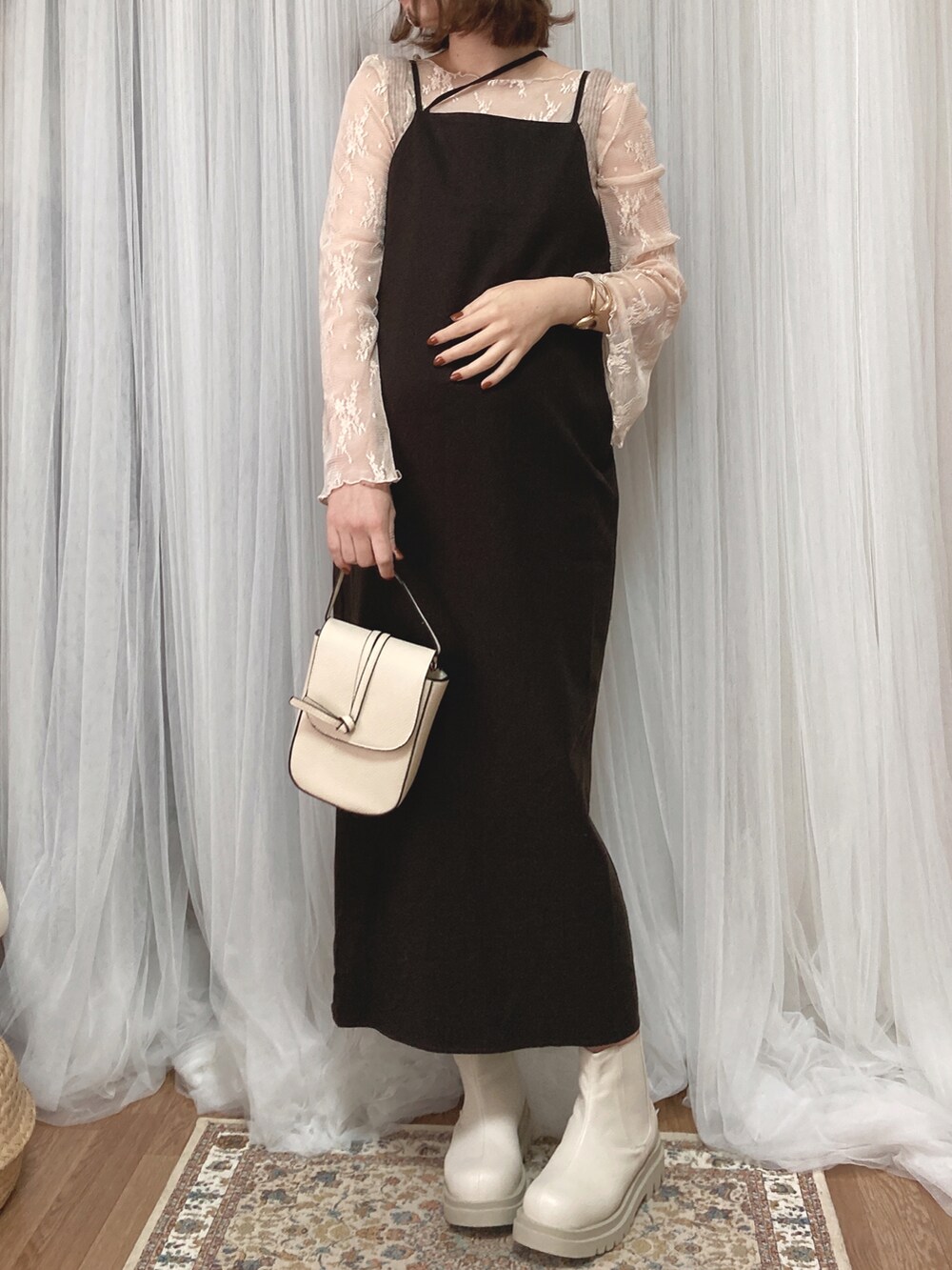 ホワイト系のシャツ/ブラウス、ホワイト系のブーツ、ホワイト系のショルダーバッグを着用したレディースの秋コーディネートの4枚目の写真