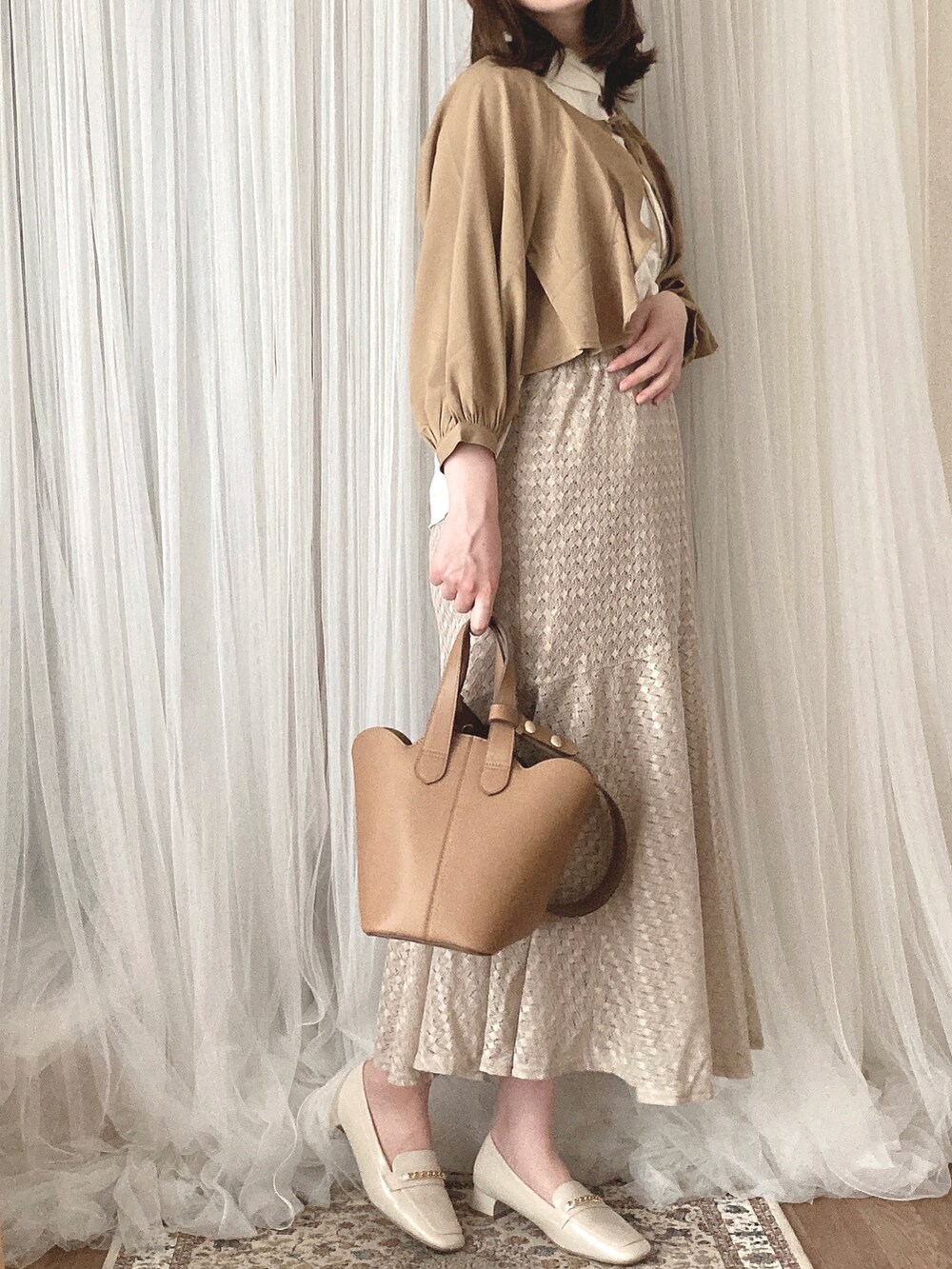 ベージュ系のシャツ/ブラウス、ホワイト系のパンプス、ホワイト系のシャツ/ブラウスを着用したレディースの夏コーディネートの4枚目の写真