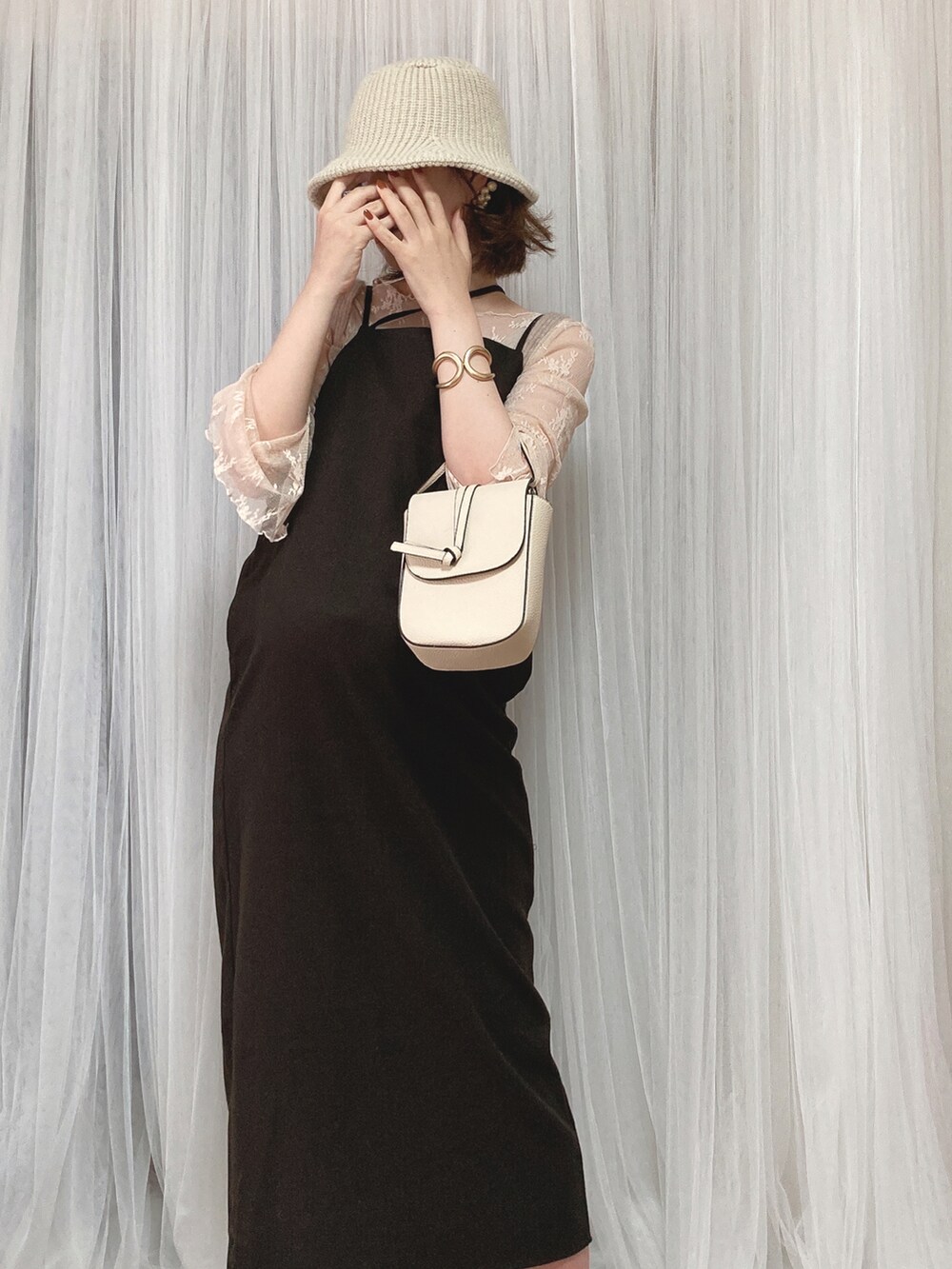 ホワイト系のシャツ/ブラウス、ホワイト系のブーツ、ホワイト系のショルダーバッグを着用したレディースの秋コーディネートの2枚目の写真