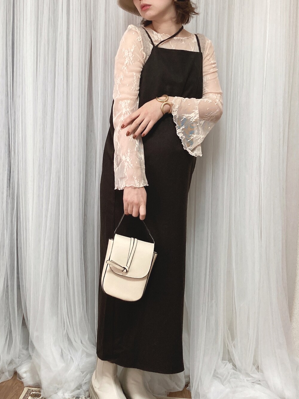 ホワイト系のシャツ/ブラウス、ホワイト系のブーツ、ホワイト系のショルダーバッグを着用したレディースの秋コーディネートの3枚目の写真