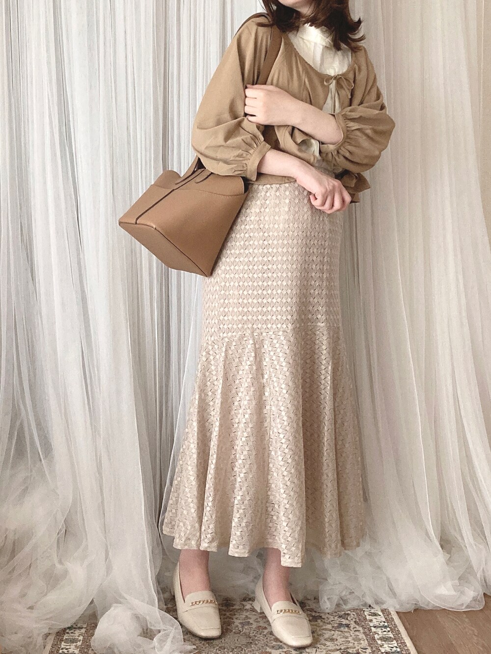 ベージュ系のシャツ/ブラウス、ホワイト系のパンプス、ホワイト系のシャツ/ブラウスを着用したレディースの夏コーディネートの3枚目の写真