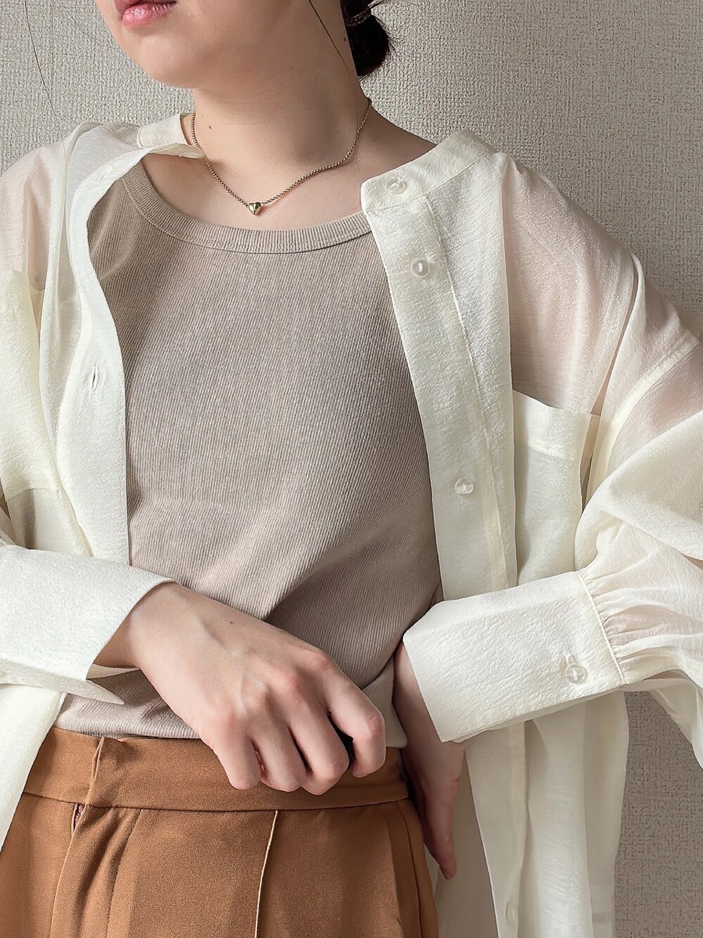 ブラウン系のその他パンツ、ホワイト系のシャツ/ブラウス、ベージュ系のタンクトップを着用したレディースの夏コーディネートの3枚目の写真