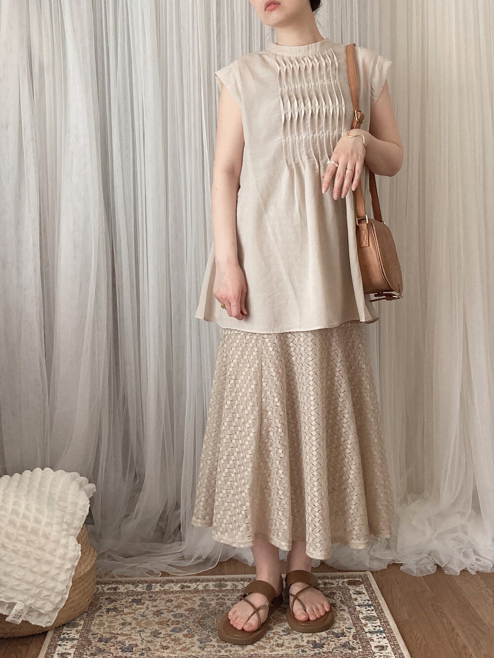 ブラウン系のサンダル、ベージュ系のシャツ/ブラウス、ベージュ系のスカートを着用したレディースの夏コーディネートの2枚目の写真