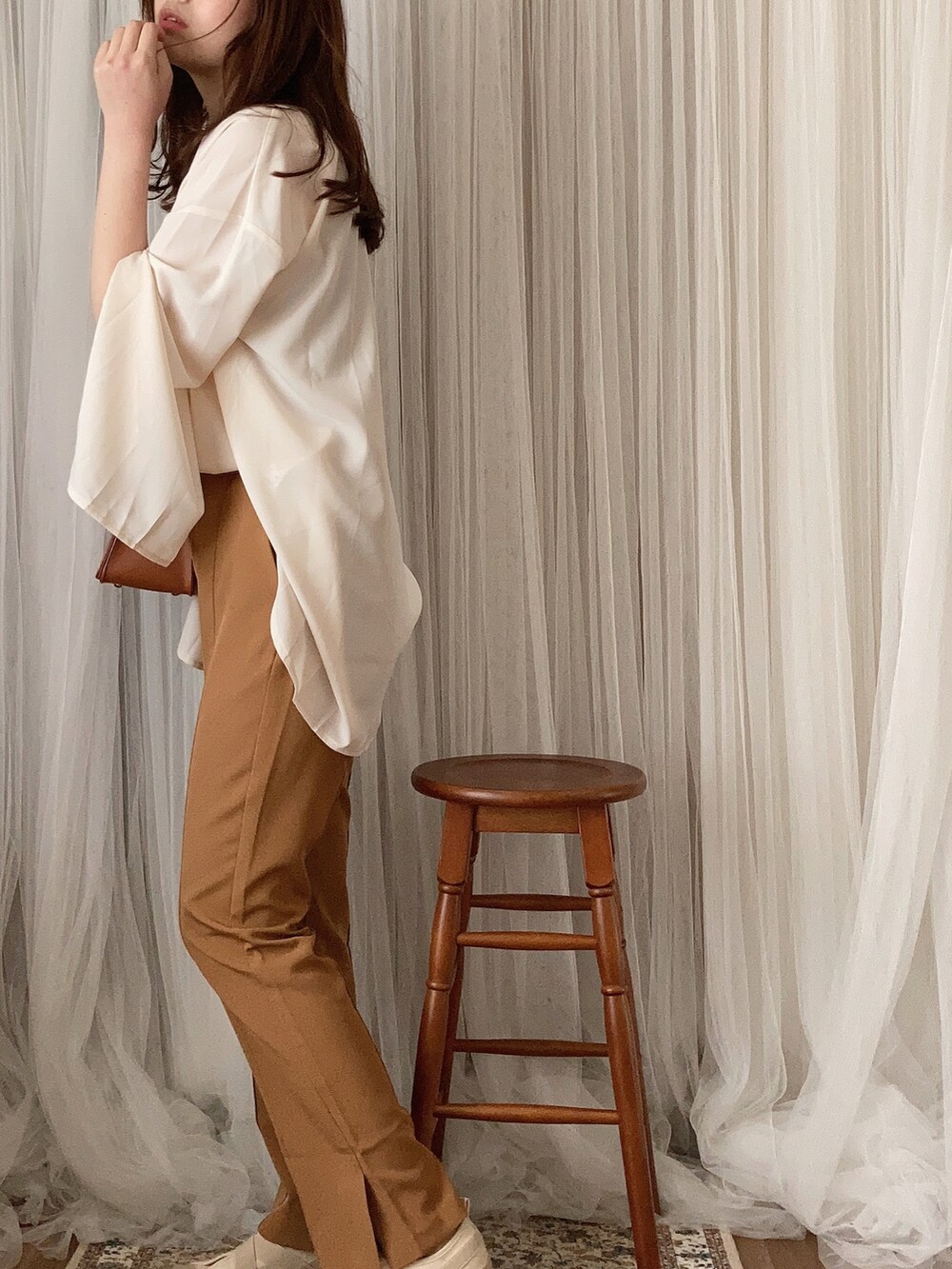 ブラウン系のショルダーバッグ、ブラウン系のその他パンツ、ホワイト系のシャツ/ブラウスを着用したレディースの春コーディネートの4枚目の写真