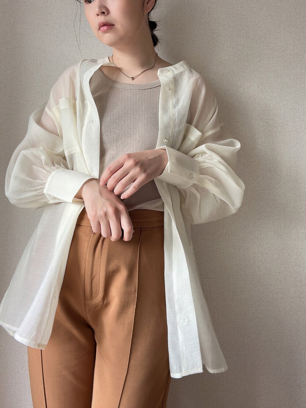 ブラウン系のその他パンツ、ホワイト系のシャツ/ブラウス、ベージュ系のタンクトップを着用したレディースの夏コーディネートの2枚目の写真