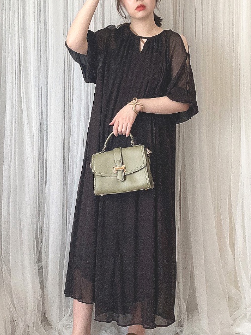 グリーン系のショルダーバッグ、ブラウン系のサンダル、ブラウン系のワンピースを着用したレディースの秋コーディネートの2枚目の写真