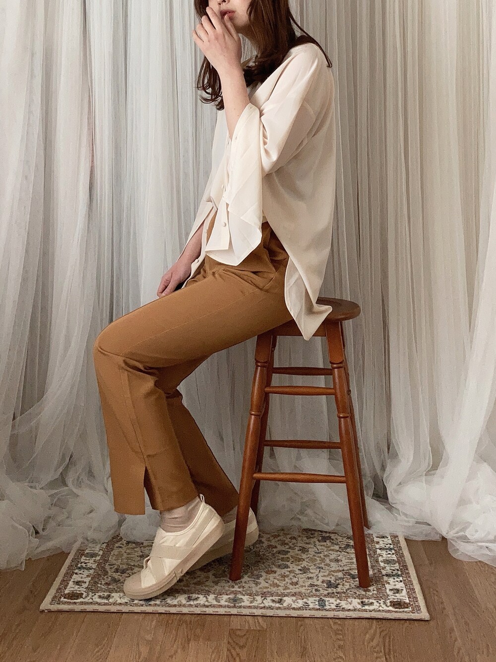 ブラウン系のショルダーバッグ、ブラウン系のその他パンツ、ホワイト系のシャツ/ブラウスを着用したレディースの春コーディネートの3枚目の写真