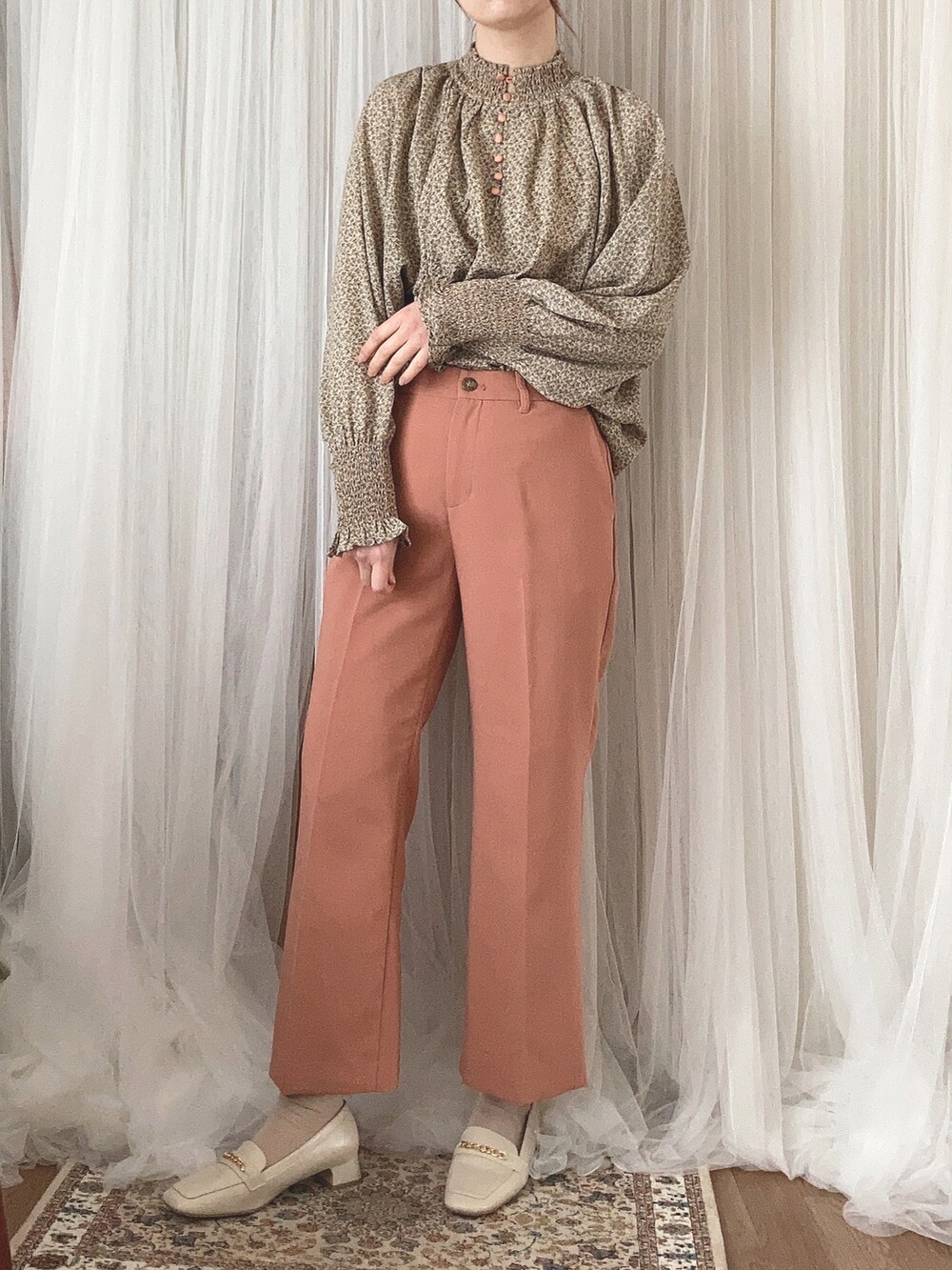 ホワイト系のその他アウター、ベージュ系のシャツ/ブラウス、ホワイト系のバッグを着用したレディースの春コーディネートの4枚目の写真