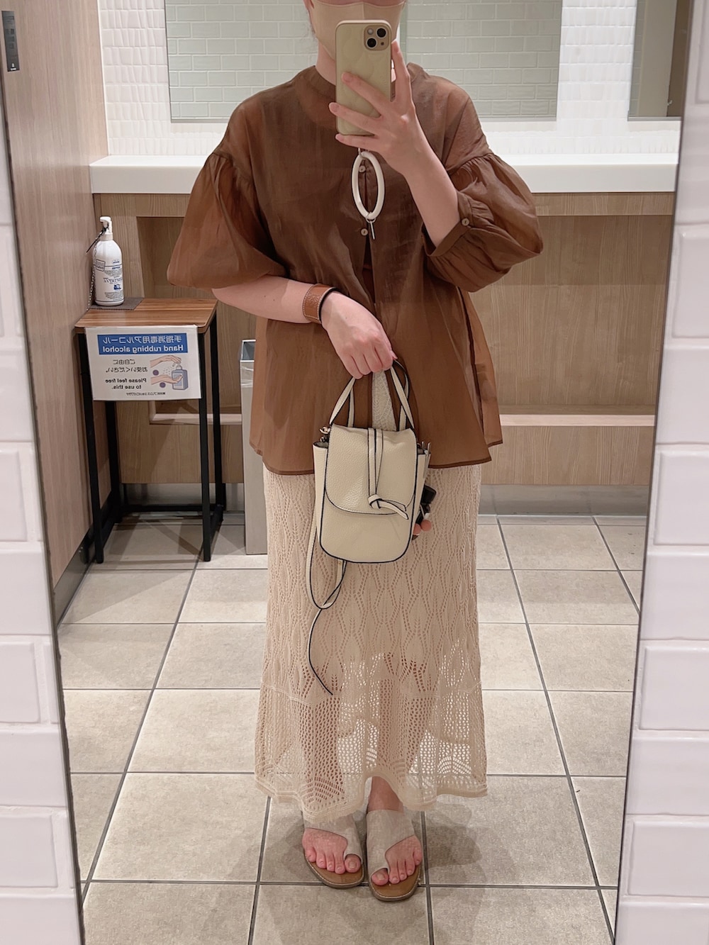 ブラウン系のシャツ/ブラウス、ホワイト系のショルダーバッグ、ホワイト系のスカートを着用したレディースの秋コーディネートの2枚目の写真