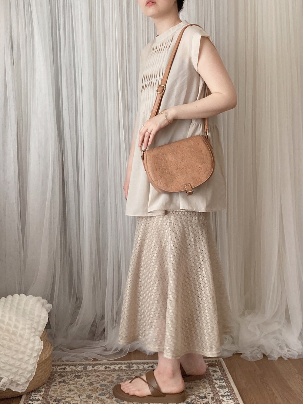 ブラウン系のサンダル、ベージュ系のシャツ/ブラウス、ベージュ系のスカートを着用したレディースの夏コーディネートの3枚目の写真