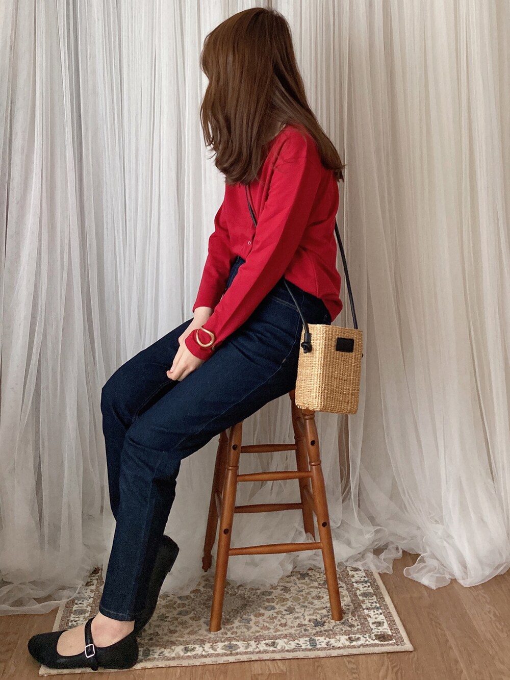 ベージュ系のショルダーバッグ、ブラック系のデニムパンツ、ブラック系のバレエシューズを着用したレディースの夏コーディネートの3枚目の写真