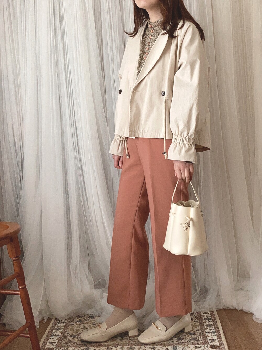 ホワイト系のその他アウター、ベージュ系のシャツ/ブラウス、ホワイト系のバッグを着用したレディースの春コーディネートの3枚目の写真