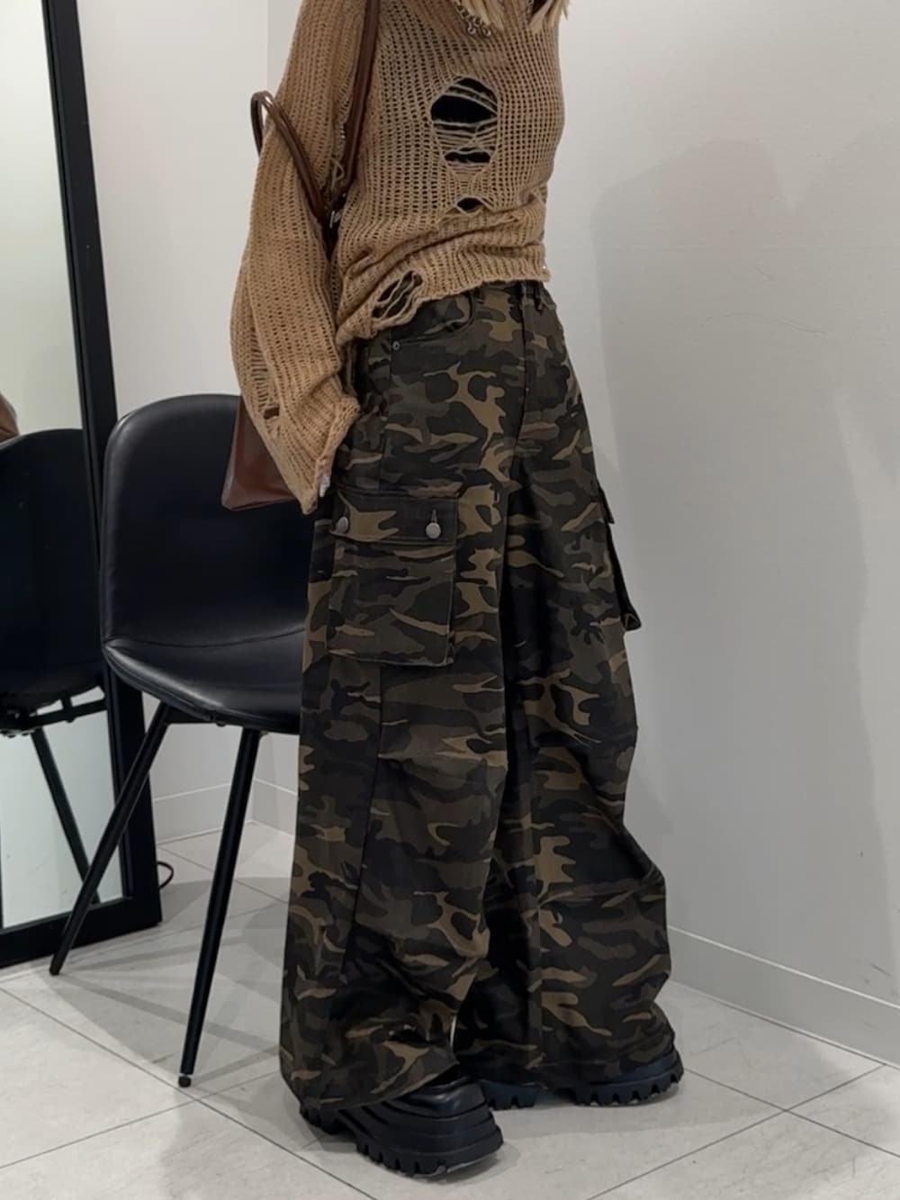 ベージュ系のニット/セーター、その他のカーゴパンツ、ブラウン系のボストンバッグを着用したレディースの秋コーディネートの3枚目の写真