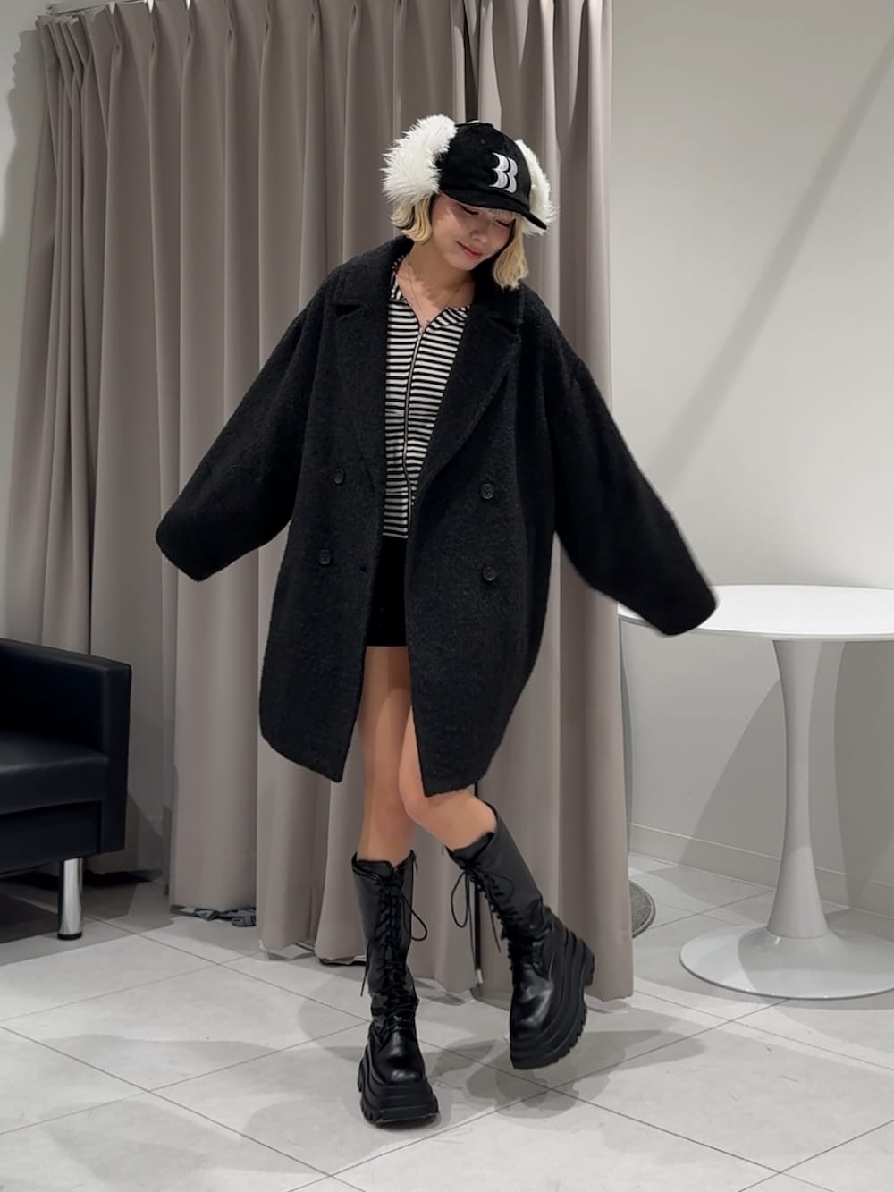 ブラック系のピーコート、グレー系のパーカー、ブラック系のその他パンツを着用したレディースの秋コーディネートの3枚目の写真