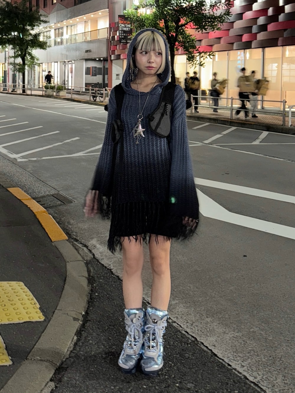 その他のニット/セーター、ブラック系のバックパック/リュック、ブルー系のシューズを着用したレディースの秋コーディネートの3枚目の写真