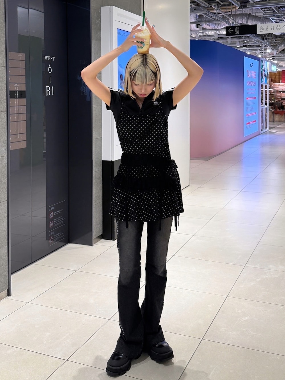 ブラック系のスカート、ブラック系のTシャツ/カットソー、ブラック系のワンピースを着用したレディースの秋コーディネートの2枚目の写真