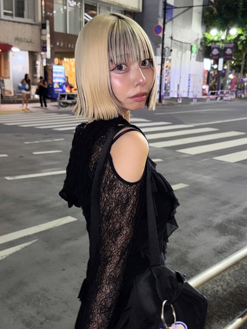 ブラック系のシューズ、ブラック系のバックパック/リュック、ブラック系のスウェットパンツを着用したレディースの秋コーディネートの2枚目の写真