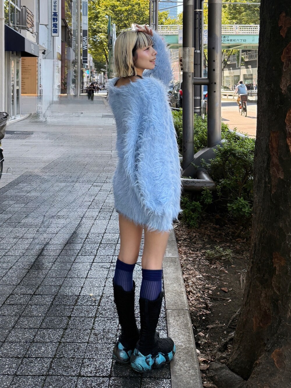 ブルー系のカーディガン/ボレロ、ブラック系のデニムスカート、ブラック系のブーツを着用したレディースの秋コーディネートの3枚目の写真