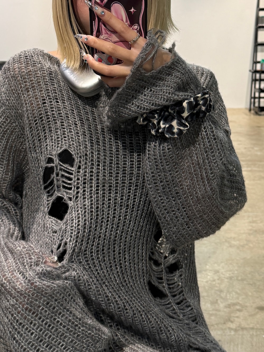 グレー系のニット/セーター、ブラック系のその他パンツ、ブラック系のブーツを着用したレディースの秋コーディネートの3枚目の写真