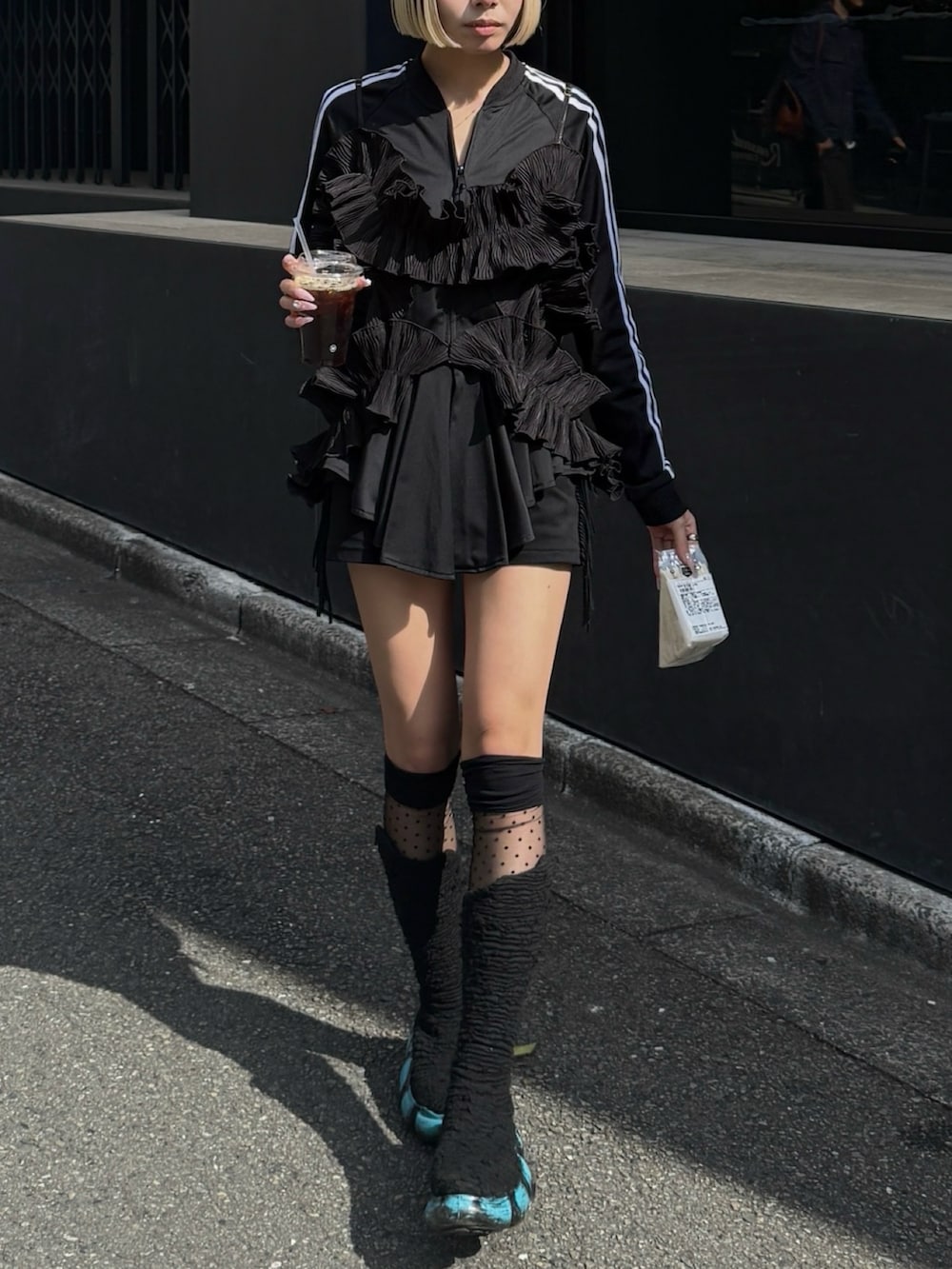 ブラック系のジャージ、ブラック系のその他パンツ、ブラック系のシューズを着用したレディースの秋コーディネートの3枚目の写真