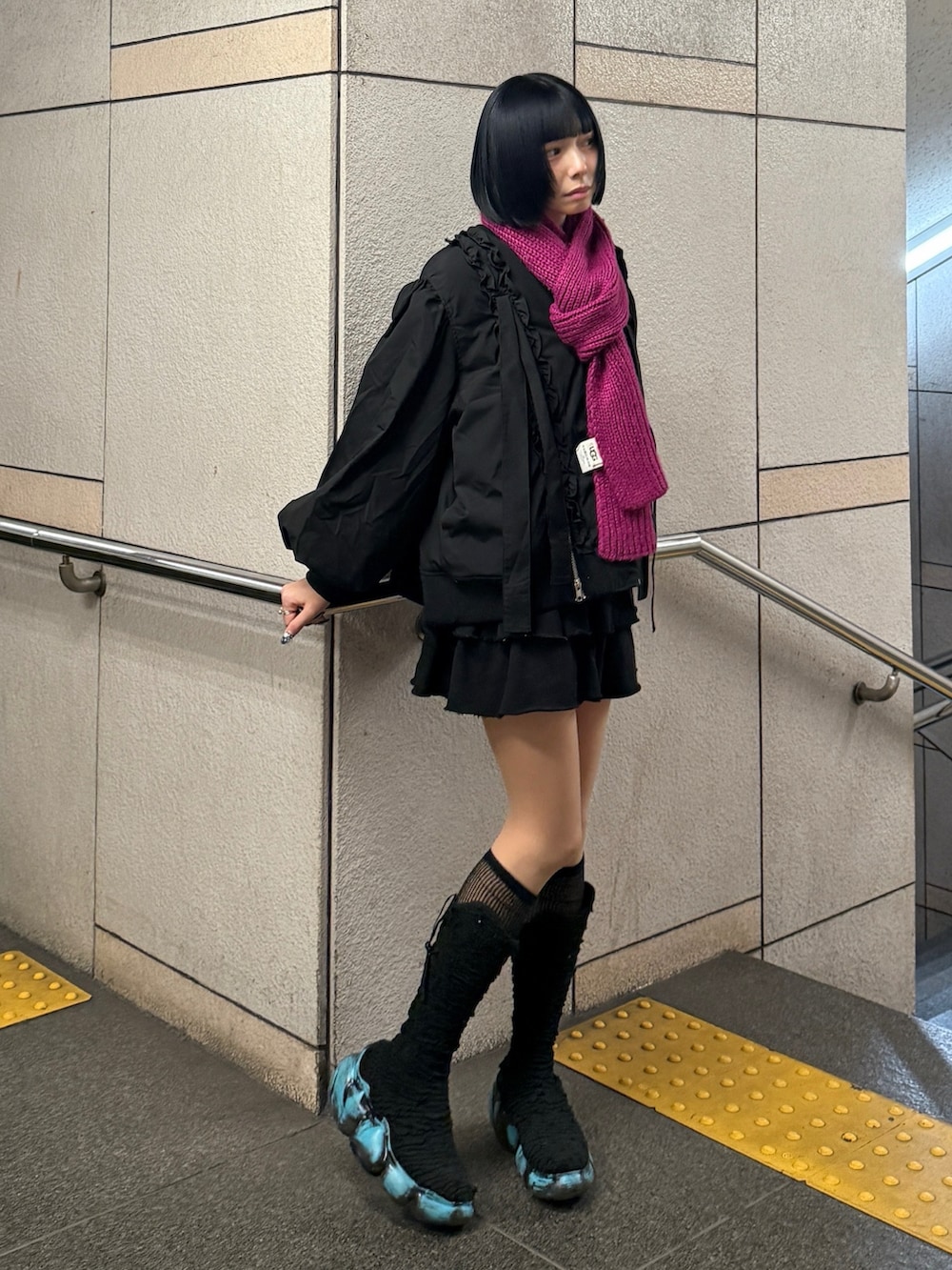 ブラック系のMA-1、ブラック系のスカート、ブラック系のシューズを着用したレディースの冬コーディネートの3枚目の写真