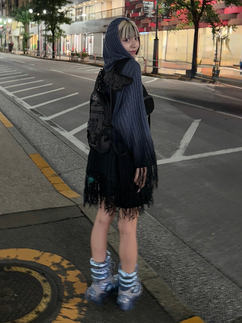 その他のニット/セーター、ブラック系のバックパック/リュック、ブルー系のシューズを着用したレディースの秋コーディネートの2枚目の写真