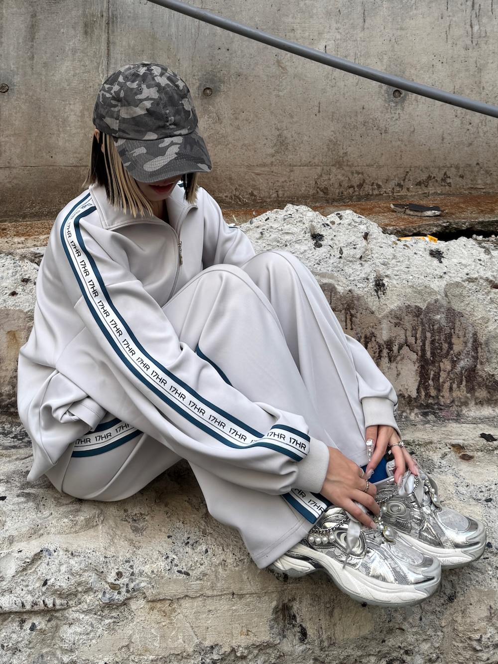 グレー系のジャージ、グレー系のその他パンツ、シルバー系のスニーカーを着用したレディースの秋コーディネートの2枚目の写真