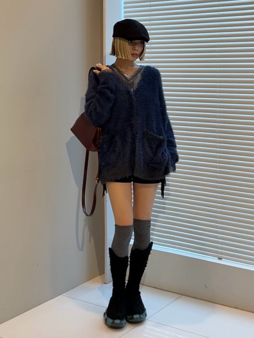 ブルー系のカーディガン/ボレロ、レッド系のショルダーバッグ、ブラック系のその他パンツを着用したレディースの秋コーディネートの2枚目の写真