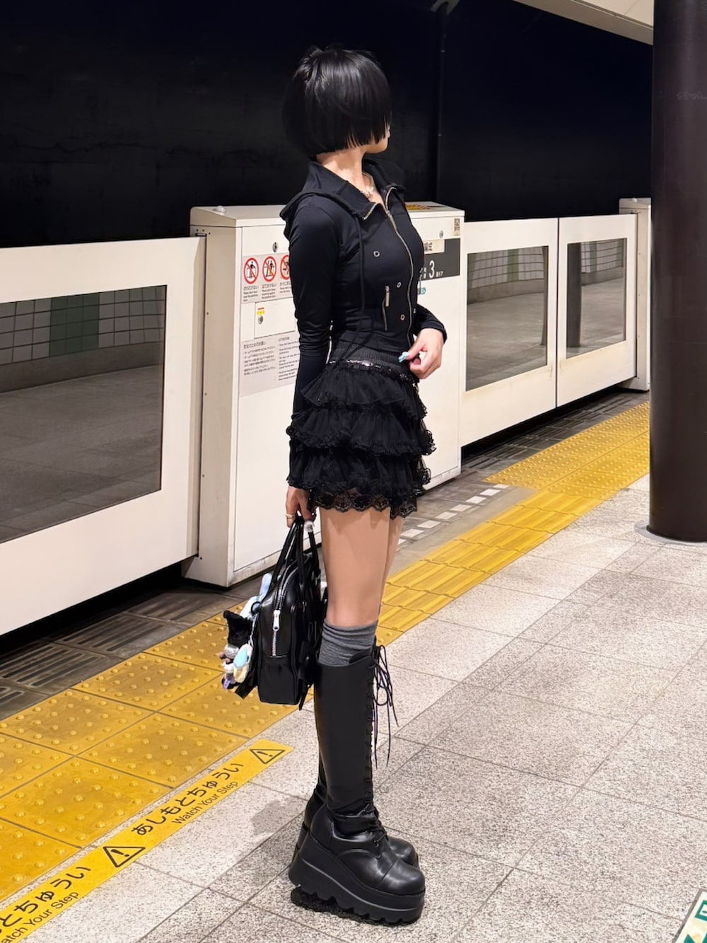 ブラック系のパーカー、ブラック系のその他パンツ、ブラック系のブーツを着用したレディースの夏コーディネートの2枚目の写真