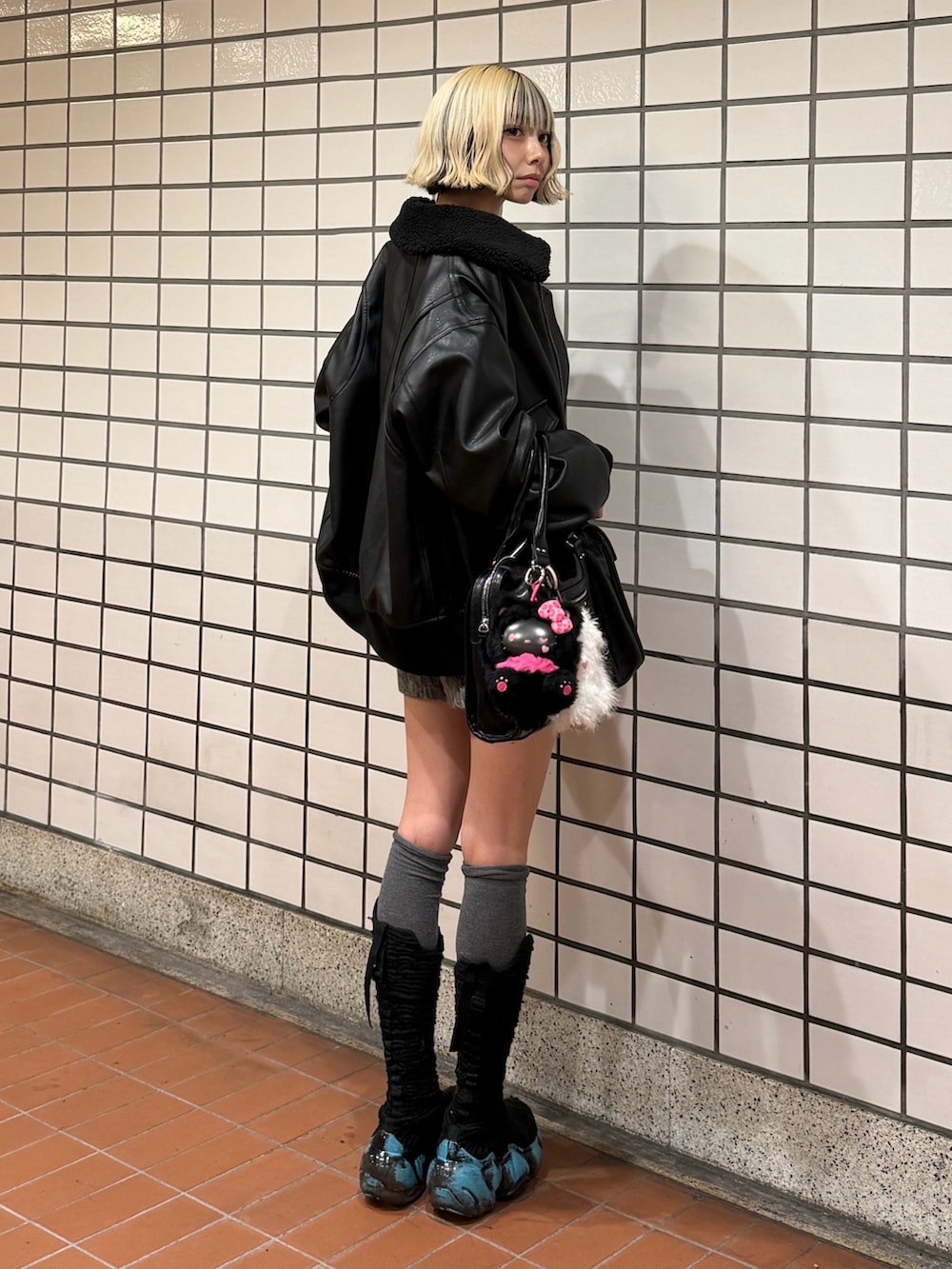 ブラック系のブルゾン、ブラック系のTシャツ/カットソー、グレー系のその他パンツを着用したレディースの秋コーディネートの2枚目の写真