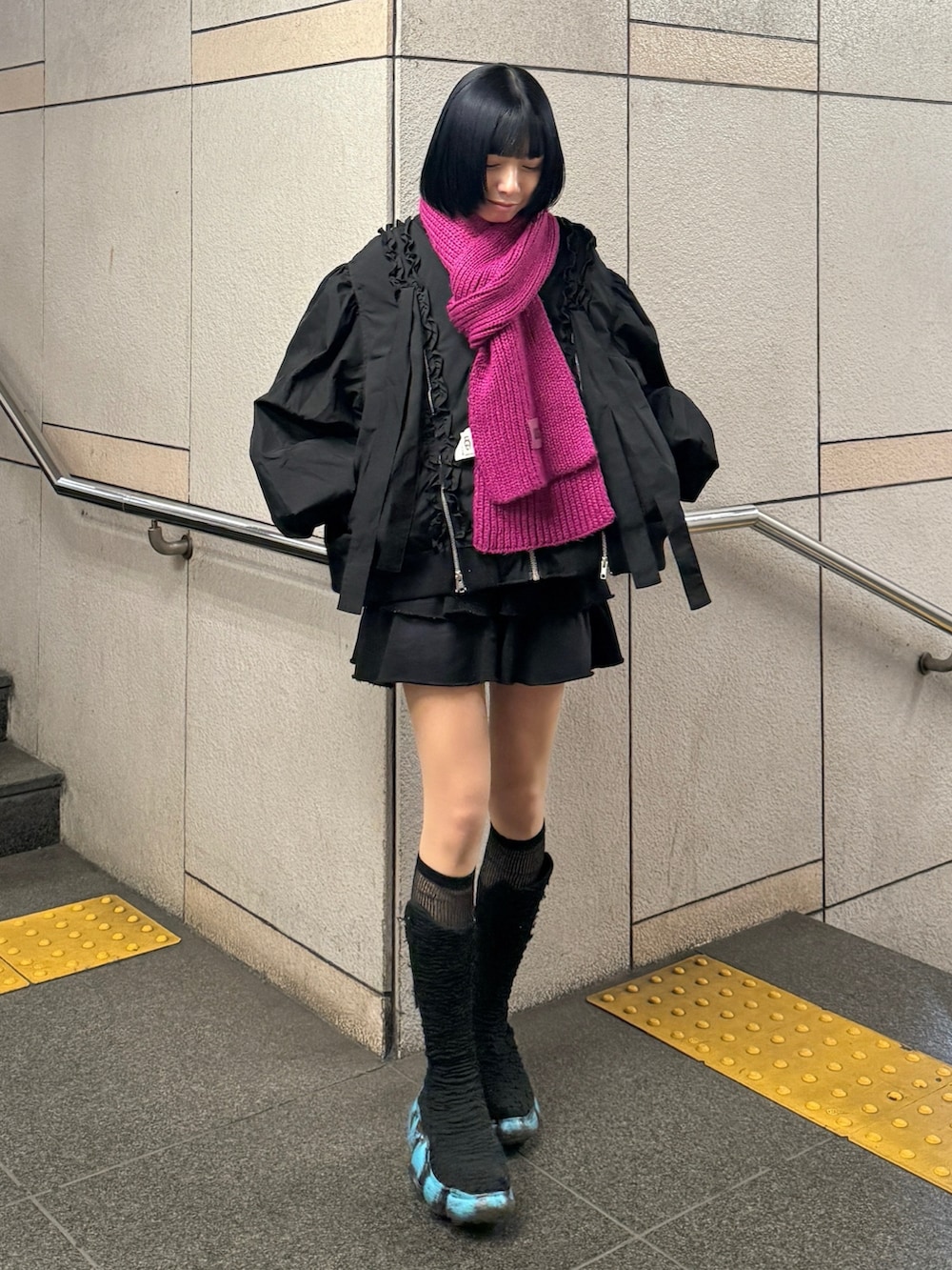 ブラック系のMA-1、ブラック系のスカート、ブラック系のシューズを着用したレディースの冬コーディネートの2枚目の写真