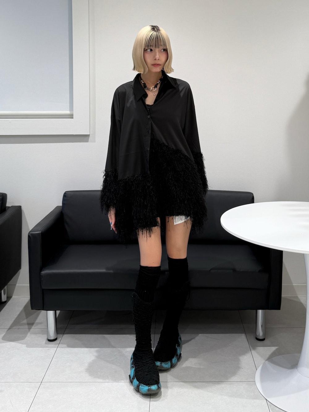 ブラック系のシャツ/ブラウス、ブラック系のスウェットパンツ、ブラック系のシューズを着用したレディースの秋コーディネートの2枚目の写真