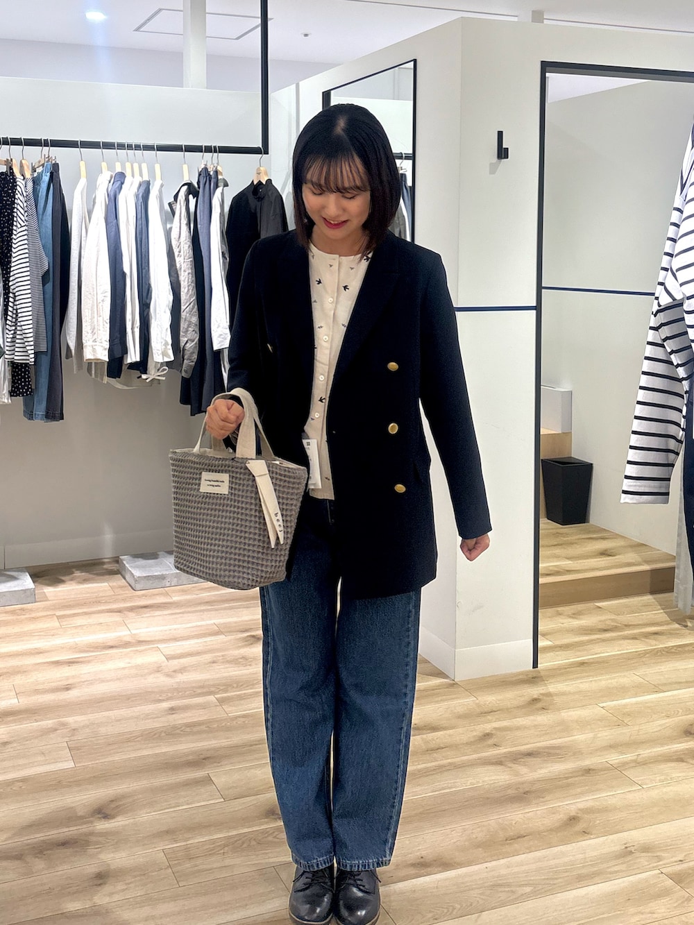 ホワイト系のシャツ/ブラウス、ブルー系のその他アウター、ブルー系のデニムパンツを着用したレディースの春コーディネートの2枚目の写真