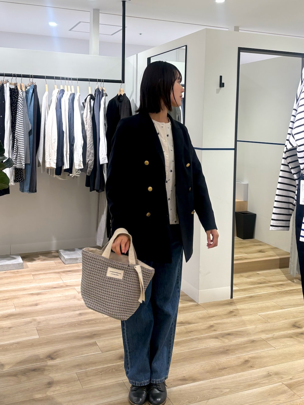 ホワイト系のシャツ/ブラウス、ブルー系のその他アウター、ブルー系のデニムパンツを着用したレディースの春コーディネートの3枚目の写真