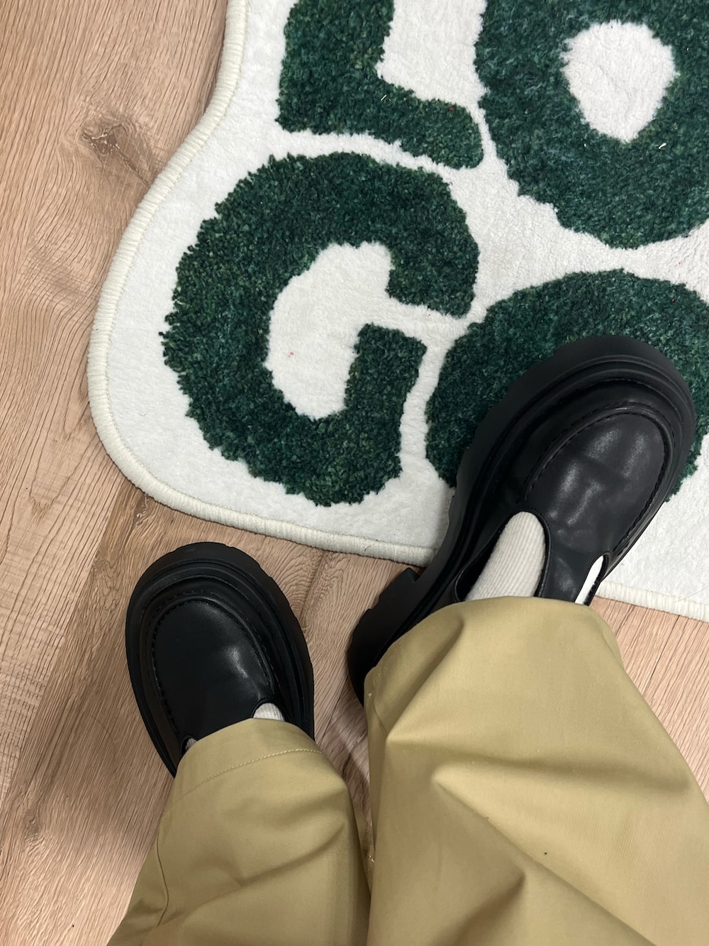 ブルー系のTシャツ/カットソー、ベージュ系のチノパンツ、ブラック系のローファーを着用したレディースの夏コーディネートの2枚目の写真