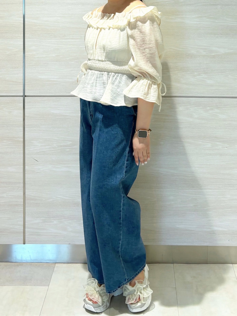 ベージュ系のシャツ/ブラウス、ブルー系のデニムパンツを着用したレディースの春コーディネートの2枚目の写真