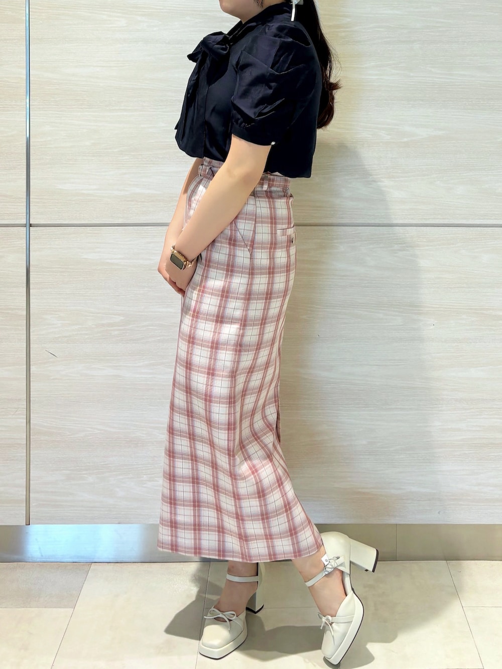 ブルー系のシャツ/ブラウス、ピンク系のスカートを着用したレディースの春コーディネートの2枚目の写真