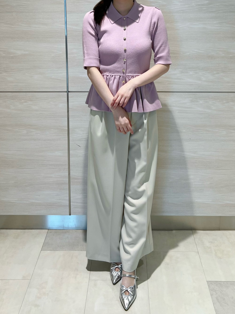 ピンク系のニット/セーター、ホワイト系のパンツを着用したレディースの春コーディネートの3枚目の写真