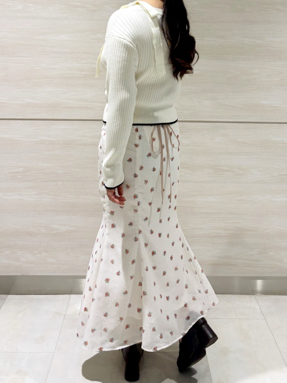 ホワイト系のニット/セーター、ホワイト系のスカートを着用したレディースの春コーディネートの3枚目の写真