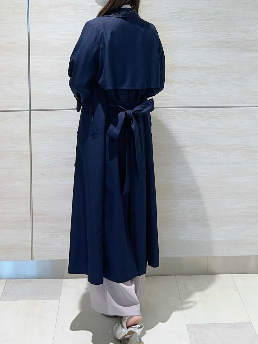 ブルー系のトレンチコートを着用したレディースの春コーディネートの3枚目の写真