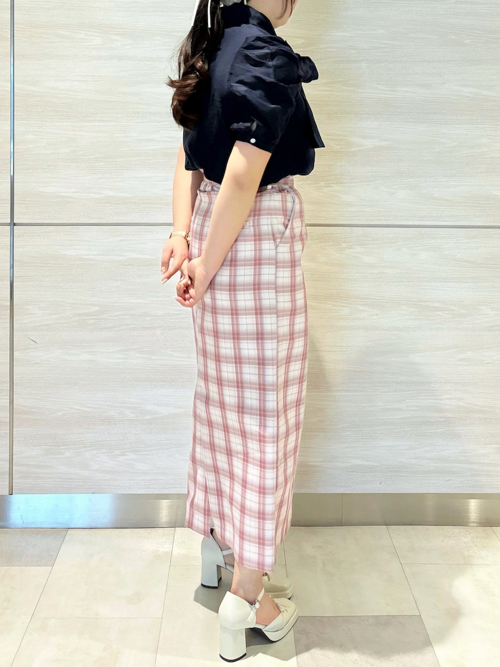 ブルー系のシャツ/ブラウス、ピンク系のスカートを着用したレディースの春コーディネートの3枚目の写真