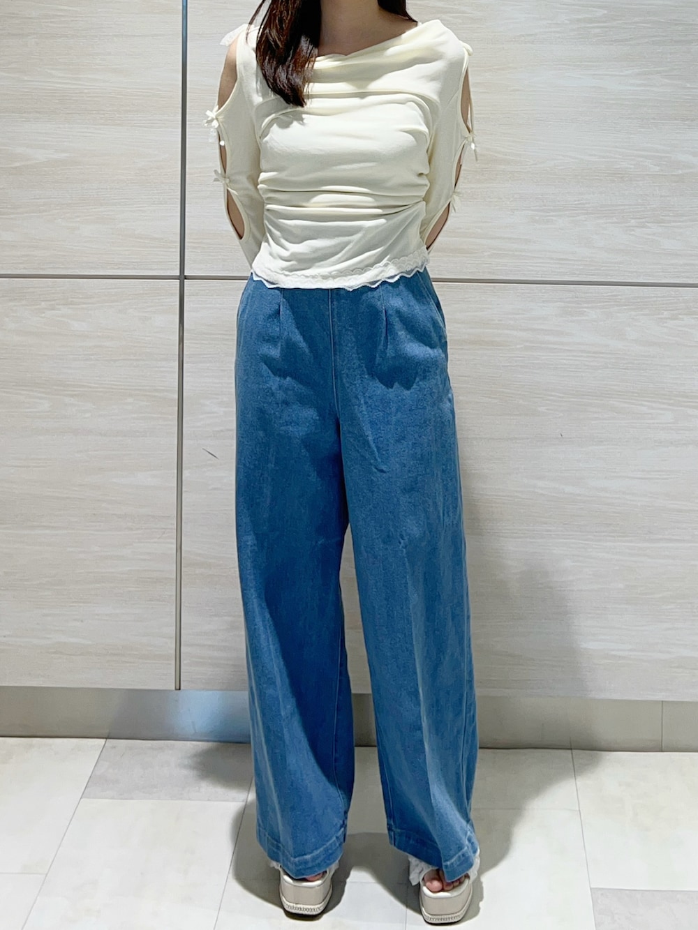 イエロー系のTシャツ/カットソー、ブルー系のデニムパンツを着用したレディースの春コーディネートの2枚目の写真