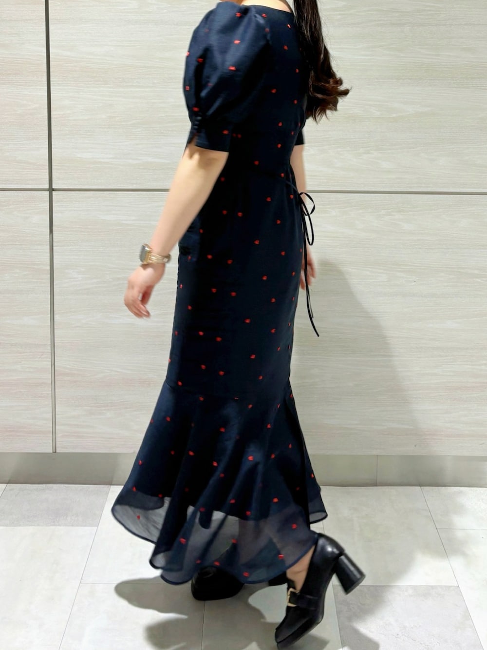 ホワイト系のパーカー、ブルー系のワンピースを着用したレディースの春コーディネートの3枚目の写真