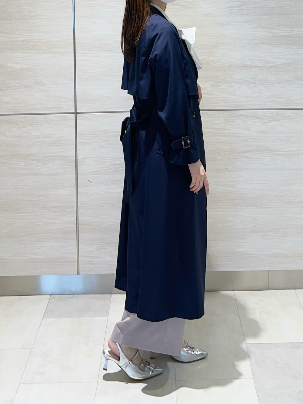 ブルー系のトレンチコートを着用したレディースの春コーディネートの2枚目の写真