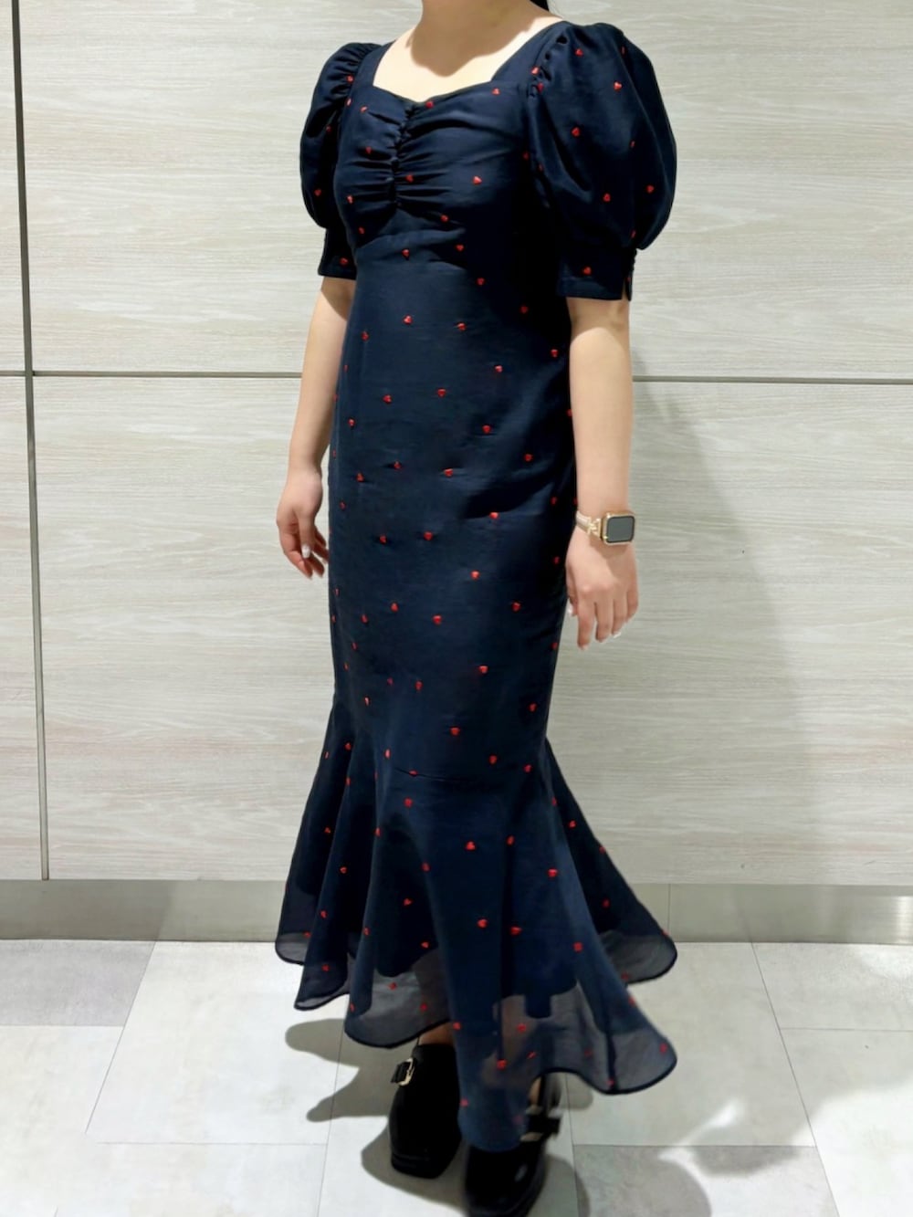 ホワイト系のパーカー、ブルー系のワンピースを着用したレディースの春コーディネートの2枚目の写真