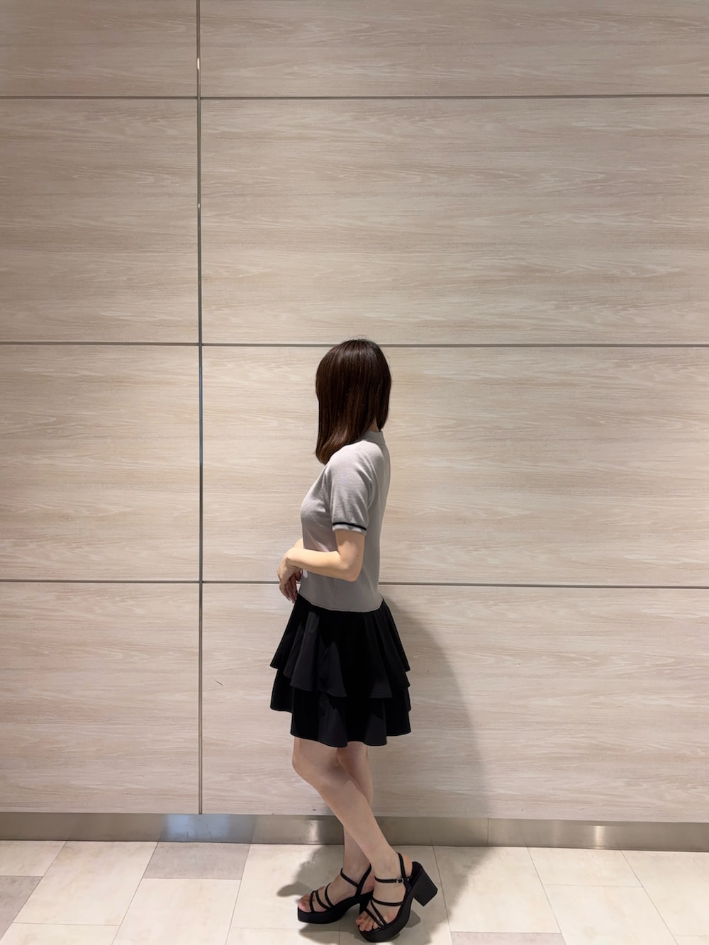 グレー系のワンピースを着用したレディースの春コーディネートの2枚目の写真